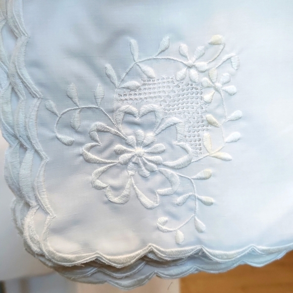 6 Vintage Embroidered Flower Napkins - Picture 2 of 5